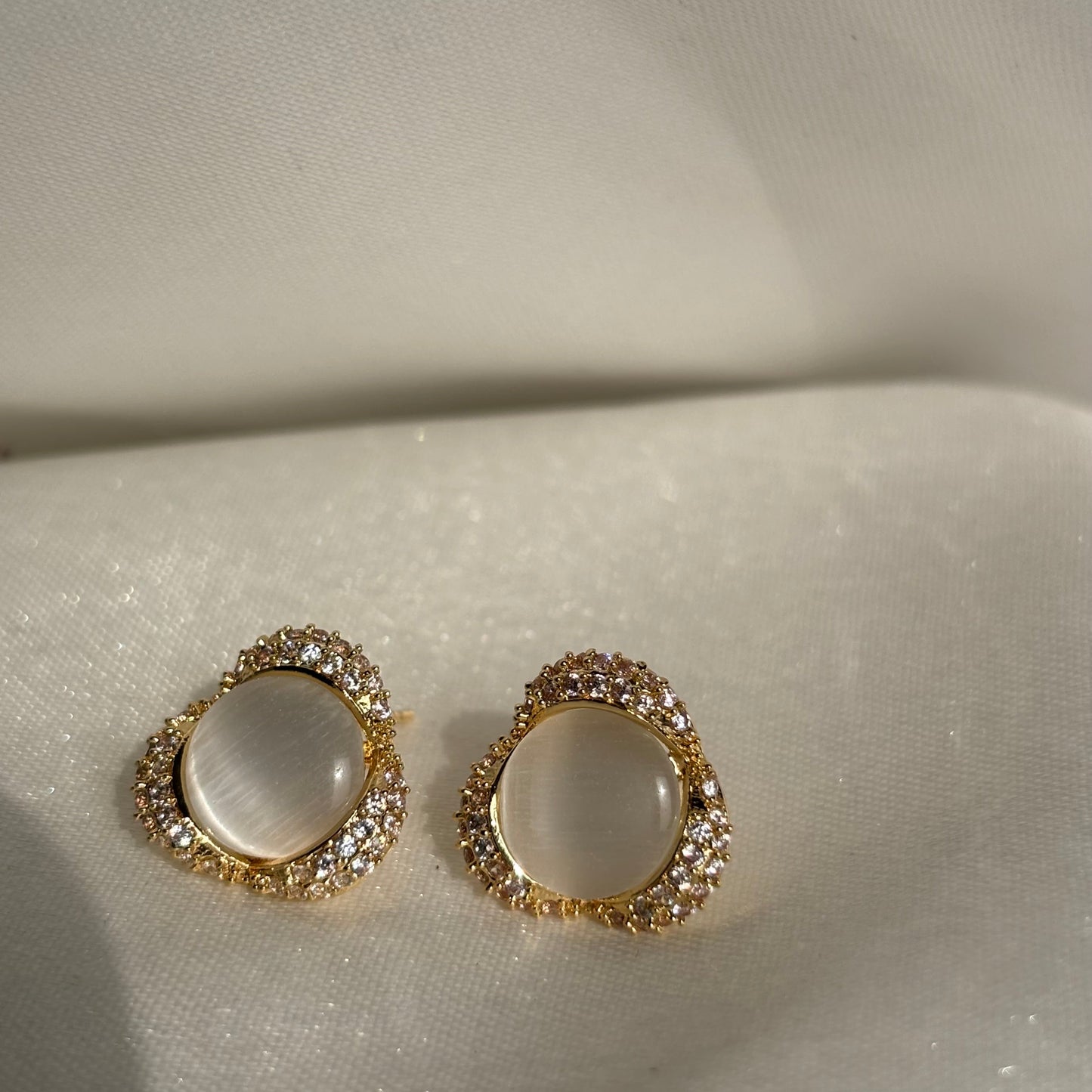 Mani Stud earrings